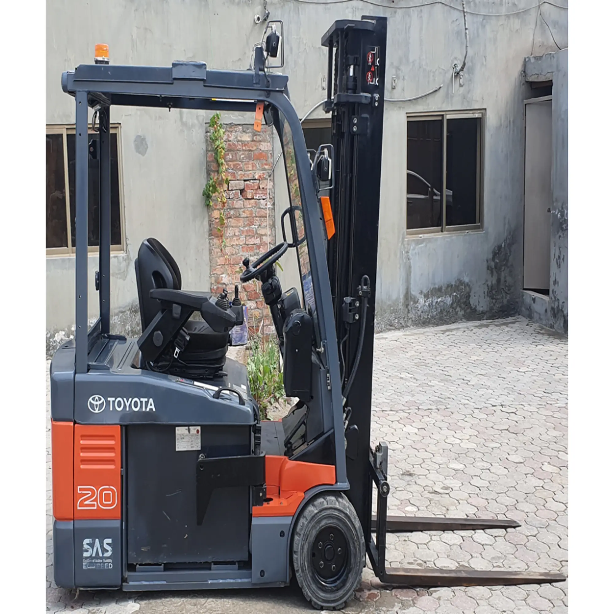 Battery operated forklift trucks for sale and rental in Pakistan